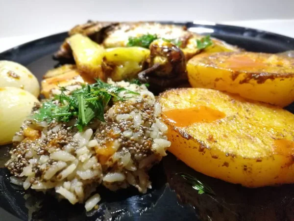 Lezzetli balık ve salatalar sunum tabağında