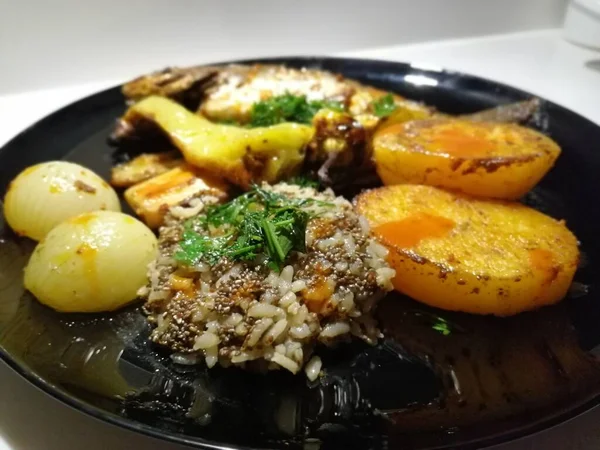 Lezzetli balık ve salatalar sunum tabağında