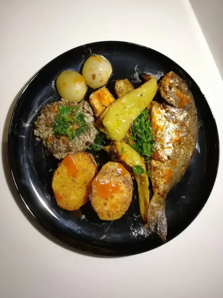 Lezzetli balık ve salatalar sunum tabağında