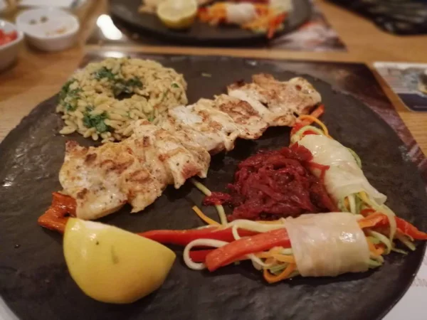 Lezzetli balık ve salatalar sunum tabağında