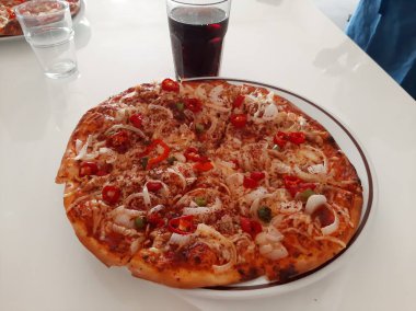 Sıcak ve lezzetli pizza.
