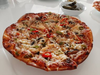 Sıcak ve lezzetli pizza.