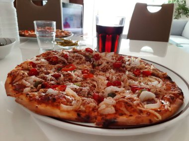 Sıcak ve lezzetli pizza.
