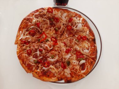 Sıcak ve lezzetli pizza.
