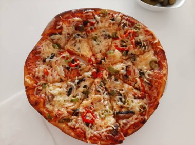 Sıcak ve lezzetli pizza.