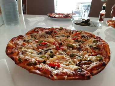 Sıcak ve lezzetli pizza.