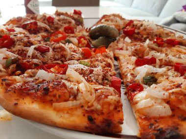 Sıcak ve lezzetli pizza.