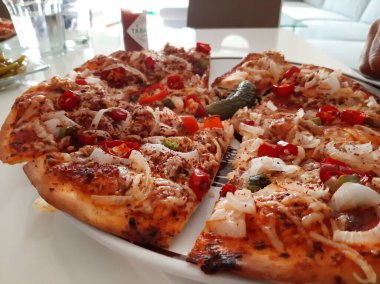 Sıcak ve lezzetli pizza.