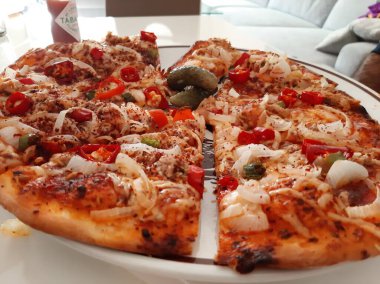 Sıcak ve lezzetli pizza.
