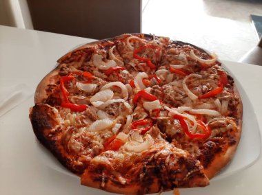 Sıcak ve lezzetli pizza.