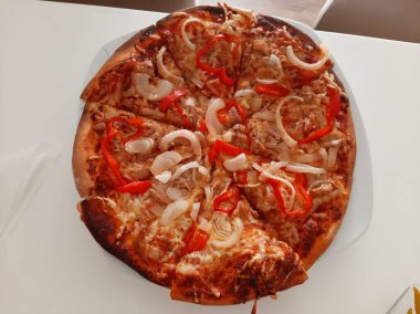 Sıcak ve lezzetli pizza.