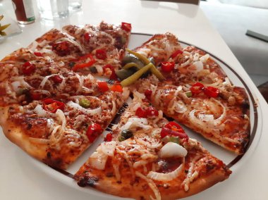 Sıcak ve lezzetli pizza.