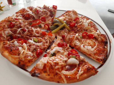 Sıcak ve lezzetli pizza.