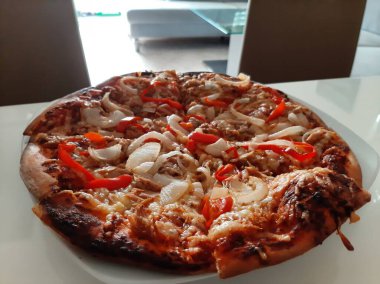 Sıcak ve lezzetli pizza.