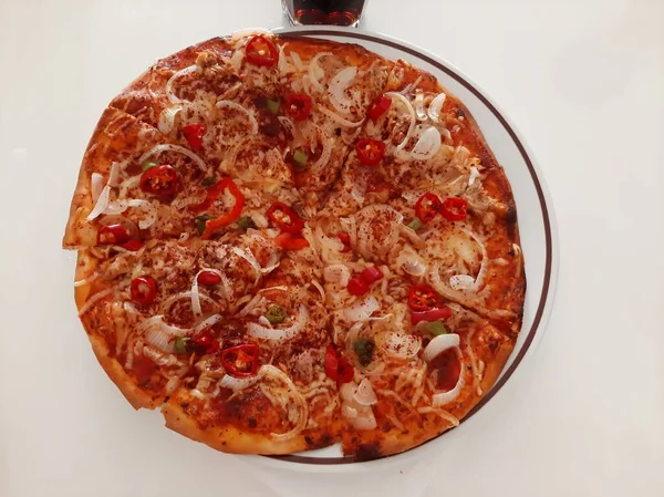 Sıcak ve lezzetli pizza.