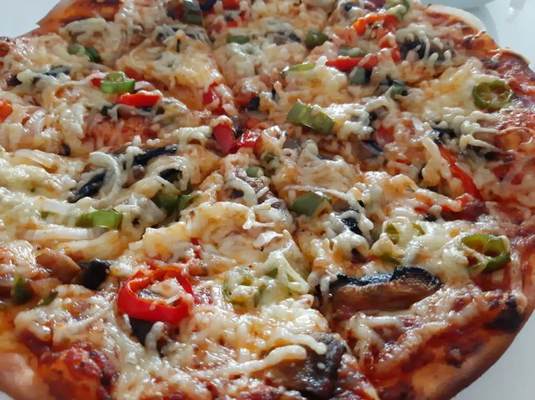 Sıcak ve lezzetli pizza.