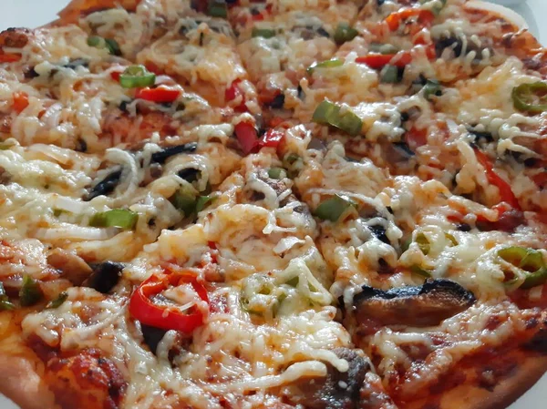 Sıcak ve lezzetli pizza.