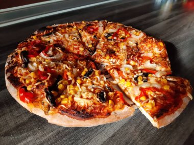 Sıcak ve lezzetli pizza.