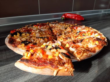 Sıcak ve lezzetli pizza.