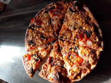 Sıcak ve lezzetli pizza.