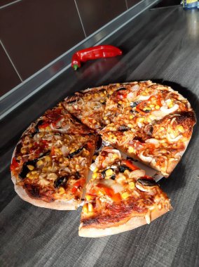 Sıcak ve lezzetli pizza.