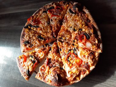 Sıcak ve lezzetli pizza.