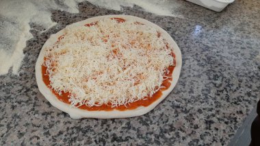 Sıcak ve lezzetli pizza.