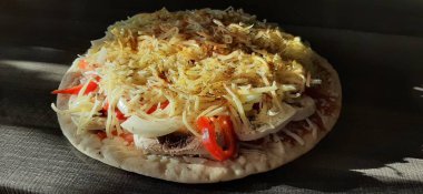 Sıcak ve lezzetli pizza.