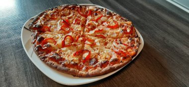 Sıcak ve lezzetli pizza.