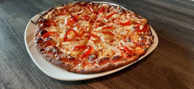 Sıcak ve lezzetli pizza.