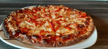 Sıcak ve lezzetli pizza.