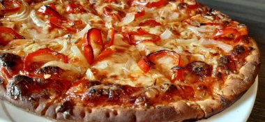 Sıcak ve lezzetli pizza.