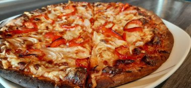 Sıcak ve lezzetli pizza.