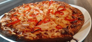 Sıcak ve lezzetli pizza.