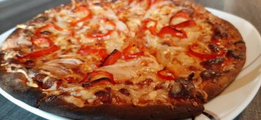 Sıcak ve lezzetli pizza.