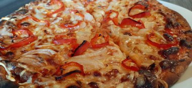 Sıcak ve lezzetli pizza.