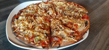 Sıcak ve lezzetli pizza.