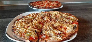 Sıcak ve lezzetli pizza.