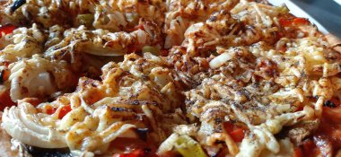 Sıcak ve lezzetli pizza.