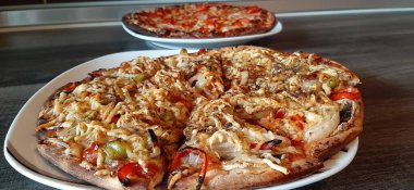 Sıcak ve lezzetli pizza.