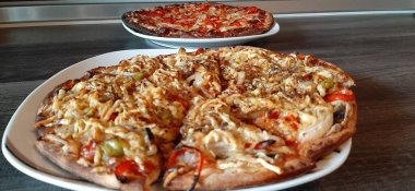 Sıcak ve lezzetli pizza.