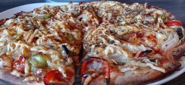 Sıcak ve lezzetli pizza.