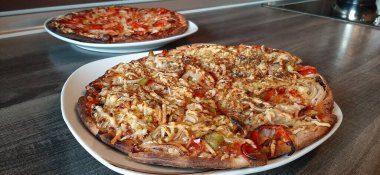 Sıcak ve lezzetli pizza.