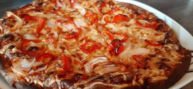 Sıcak ve lezzetli pizza.