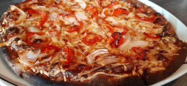 Sıcak ve lezzetli pizza.