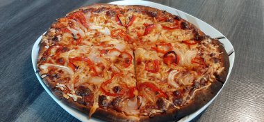 Sıcak ve lezzetli pizza.