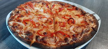 Sıcak ve lezzetli pizza.