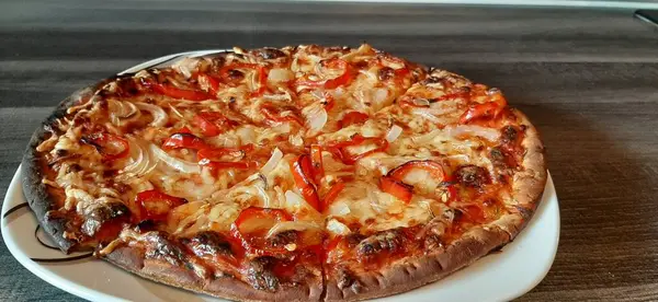 Sıcak ve lezzetli pizza.