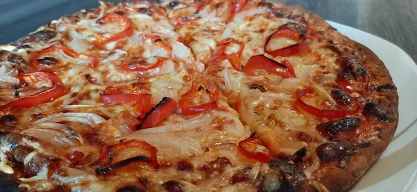 Sıcak ve lezzetli pizza.