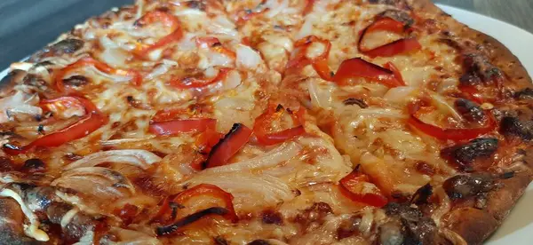 Sıcak ve lezzetli pizza.